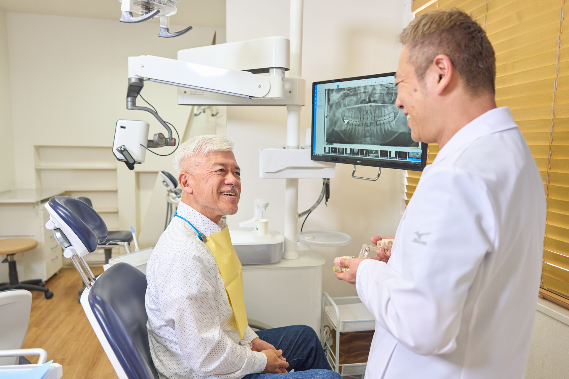 歯がボロボロで歯医者が恥ずかしい男性が歯科医師と相談