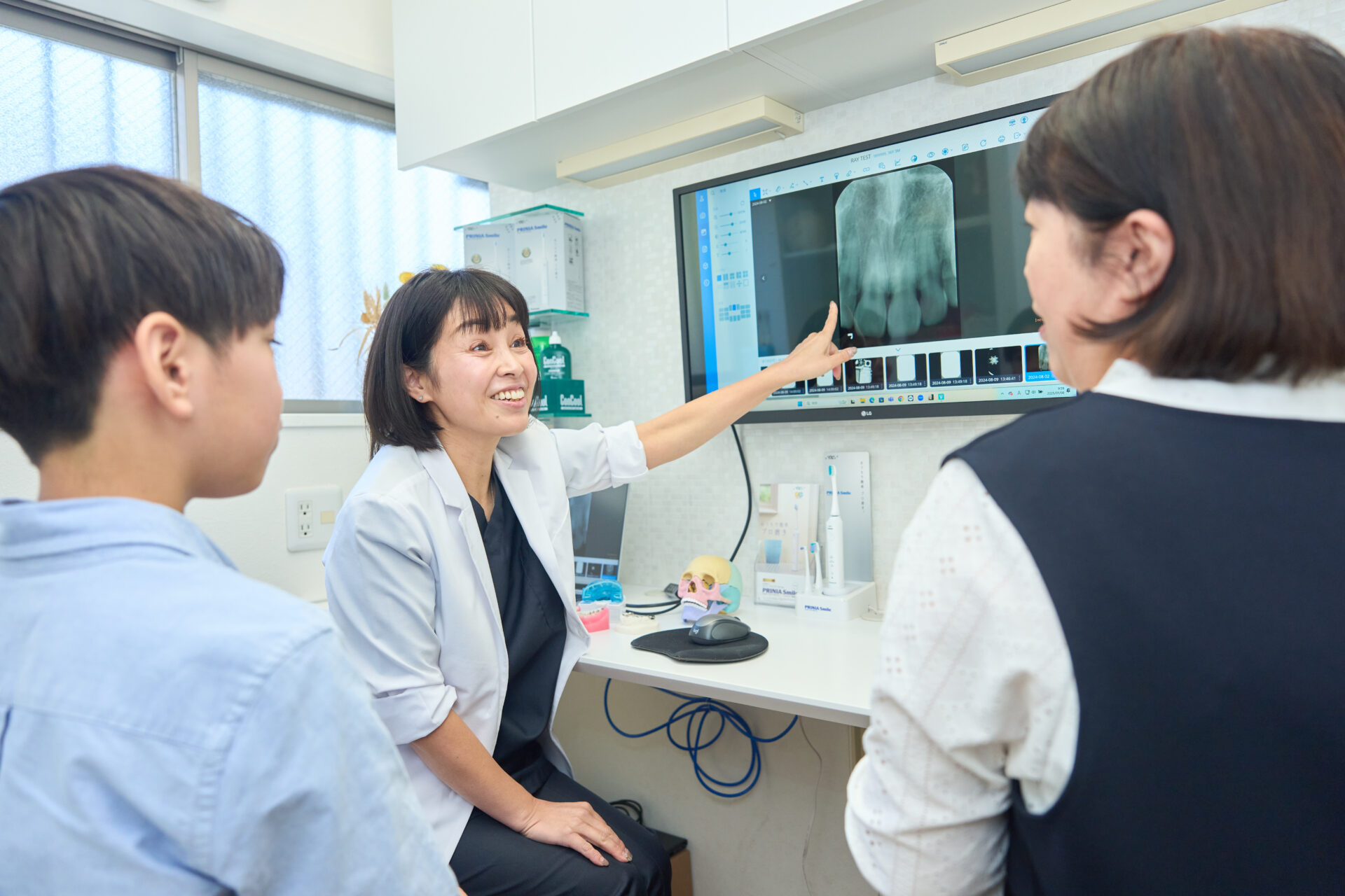 小児矯正について女医が母親と息子に説明