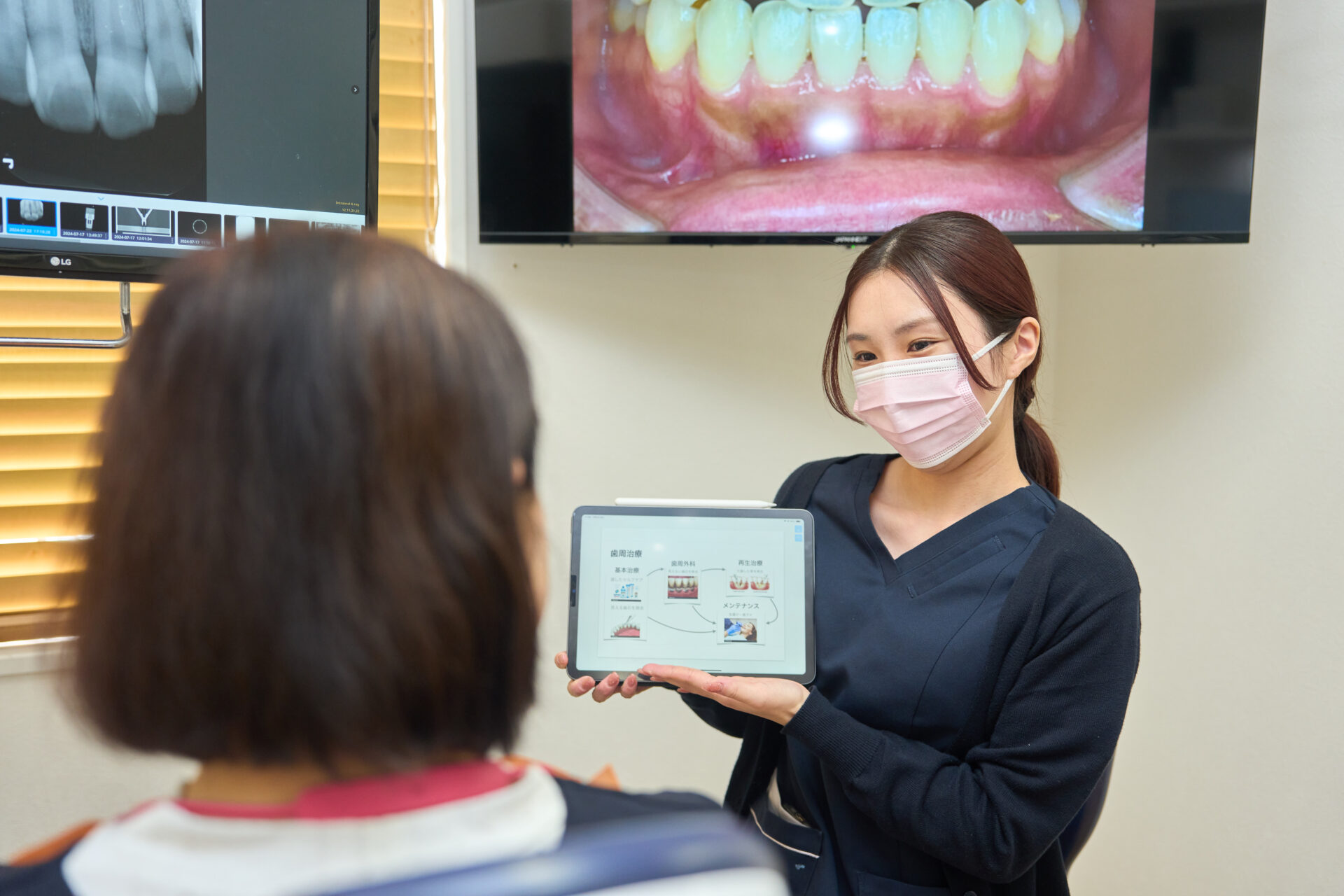 歯科衛生士が治療について説明