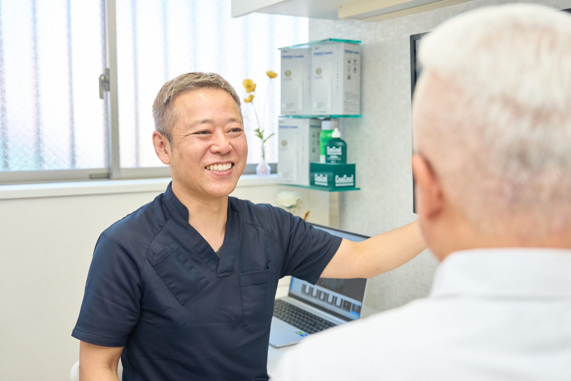 院長が患者に治療説明をしている