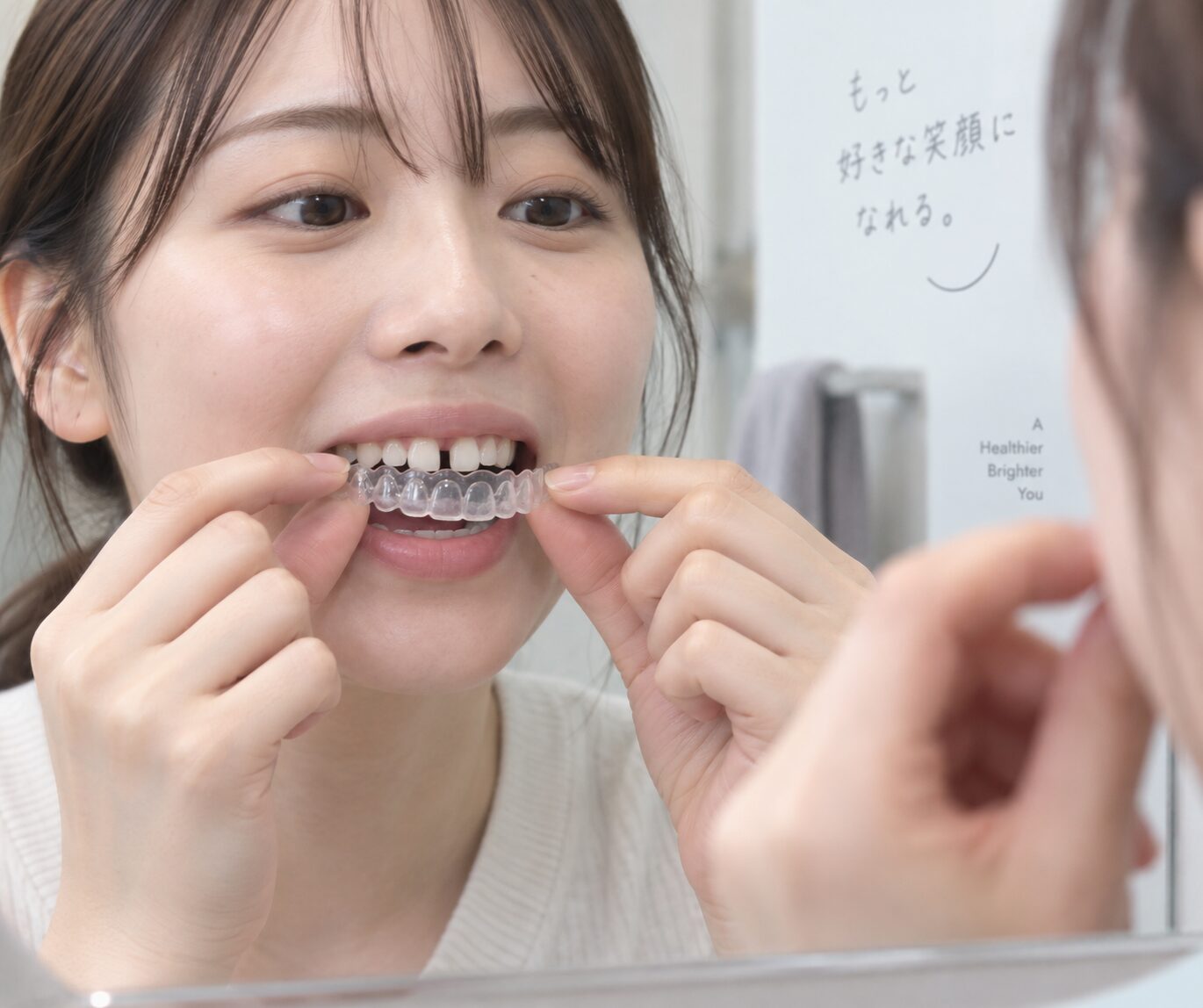 すきっ歯の女性がマウスピース矯正している